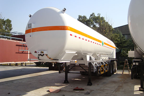 Cryogenic liquid transporting semi-trailer